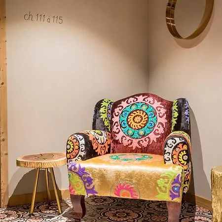Les De La Maison Rouge Otel 3*